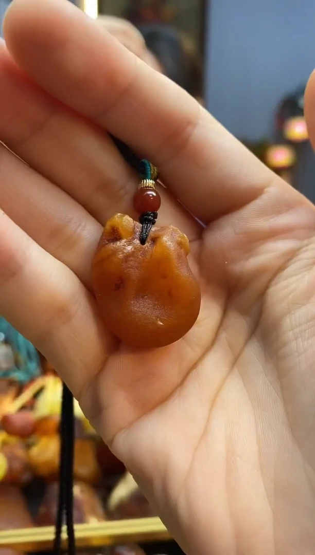 未镶嵌颈饰琥珀吊坠