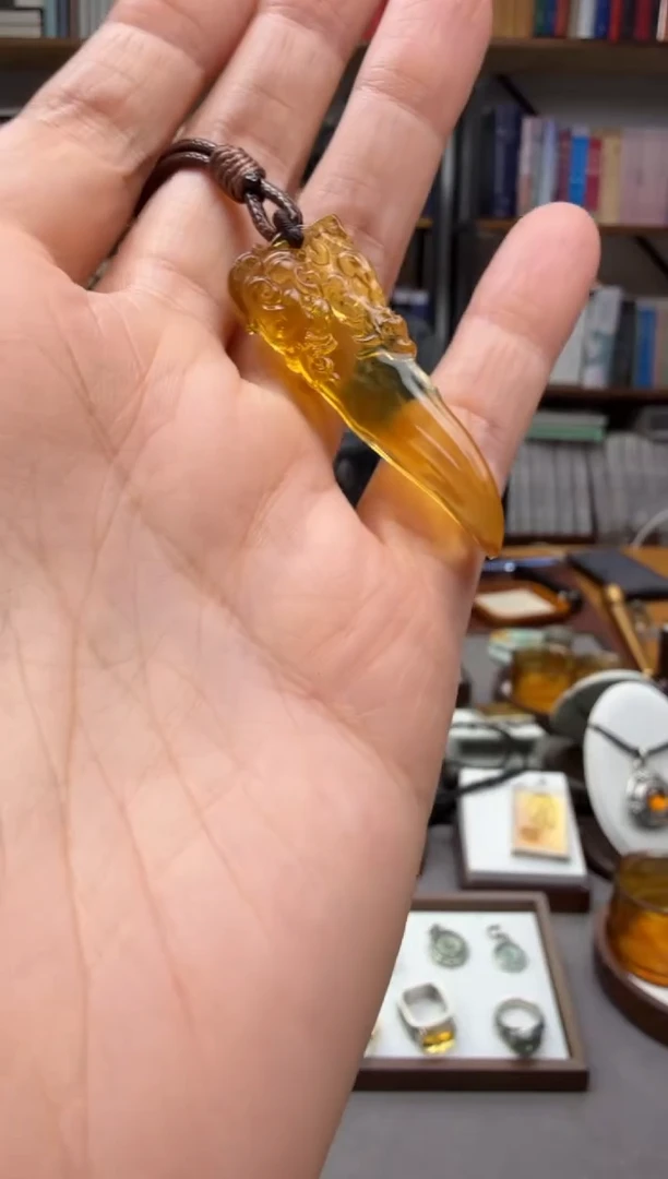 琥珀颈饰未镶嵌龙牙吊坠