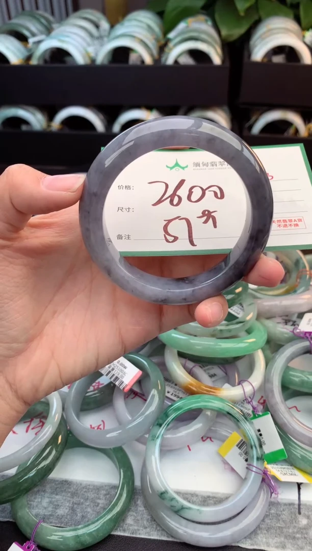 未镶嵌定制翡翠毛货需精细抛光+多人