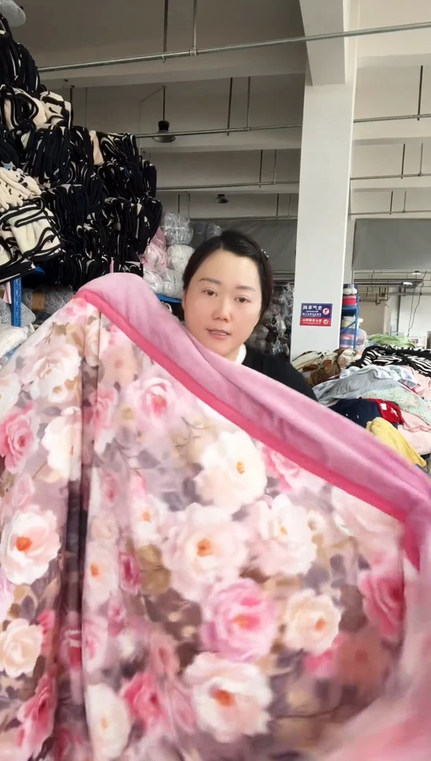 混纺主播手上展示的产品