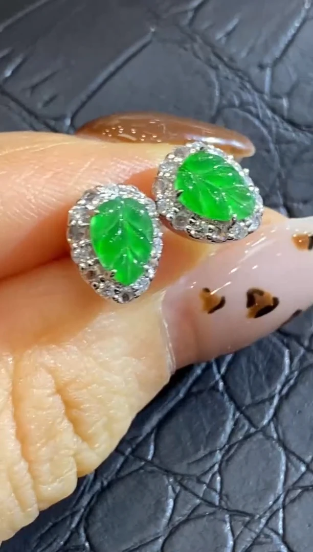 颈饰18K金镶嵌翡翠收到货48小时鉴赏期（超时不退不换）