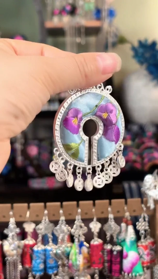 彩云南阁非遗老绣苗银饰品133