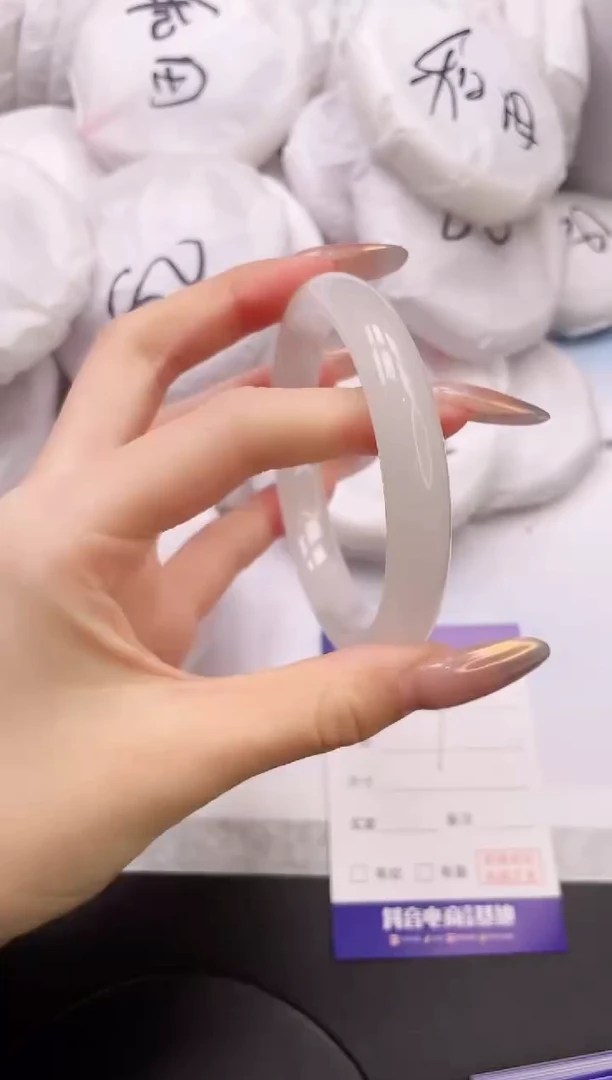 【闪购商品】石英质玉手镯未镶嵌8K109-63