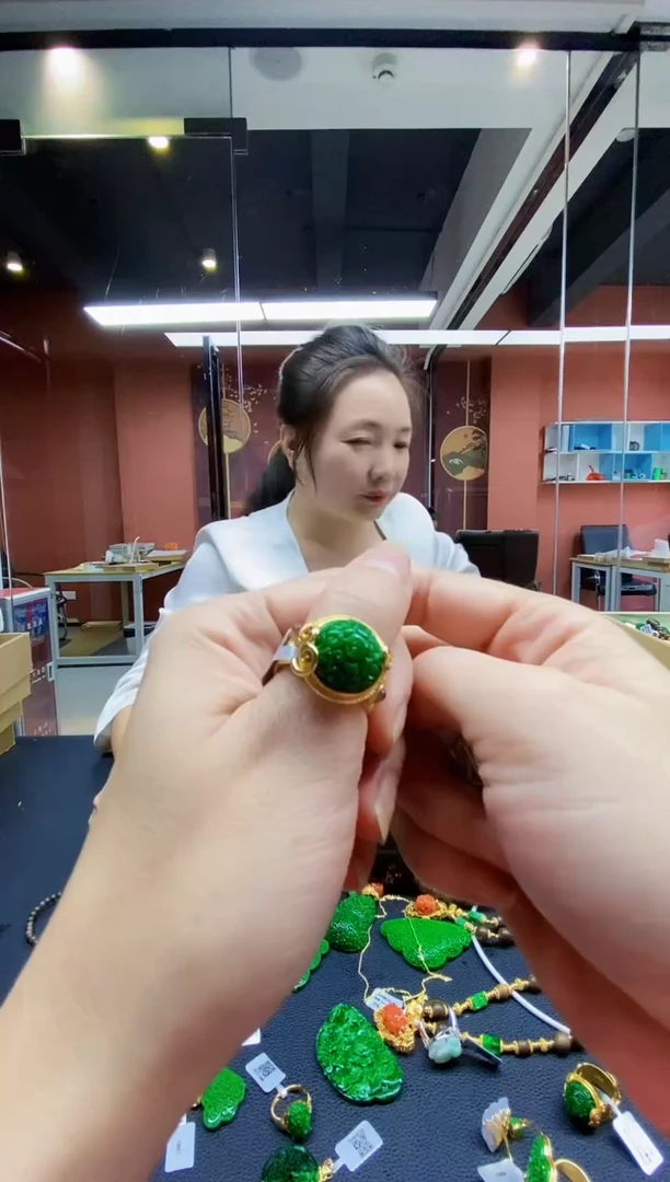 颈饰未镶嵌翡翠戒指
