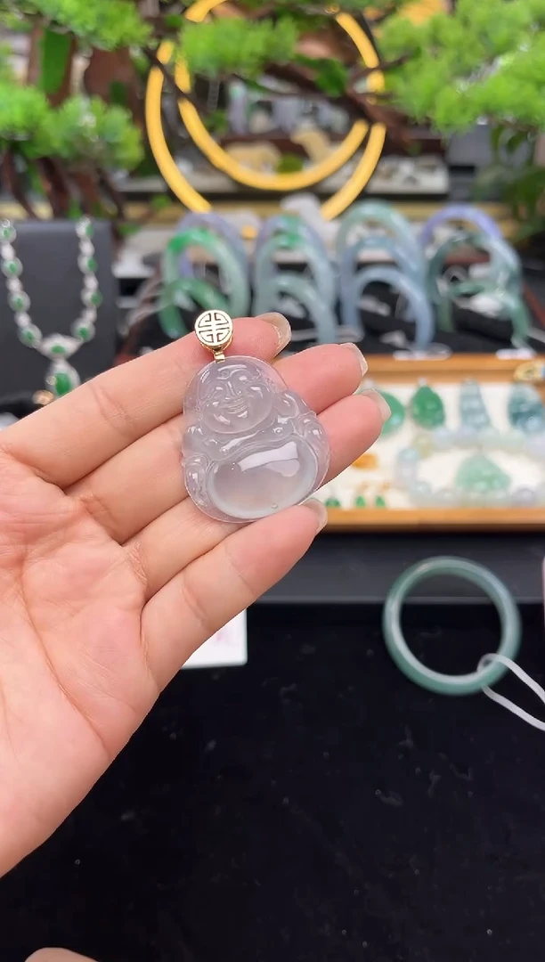 颈饰18K金镶嵌翡翠吊坠