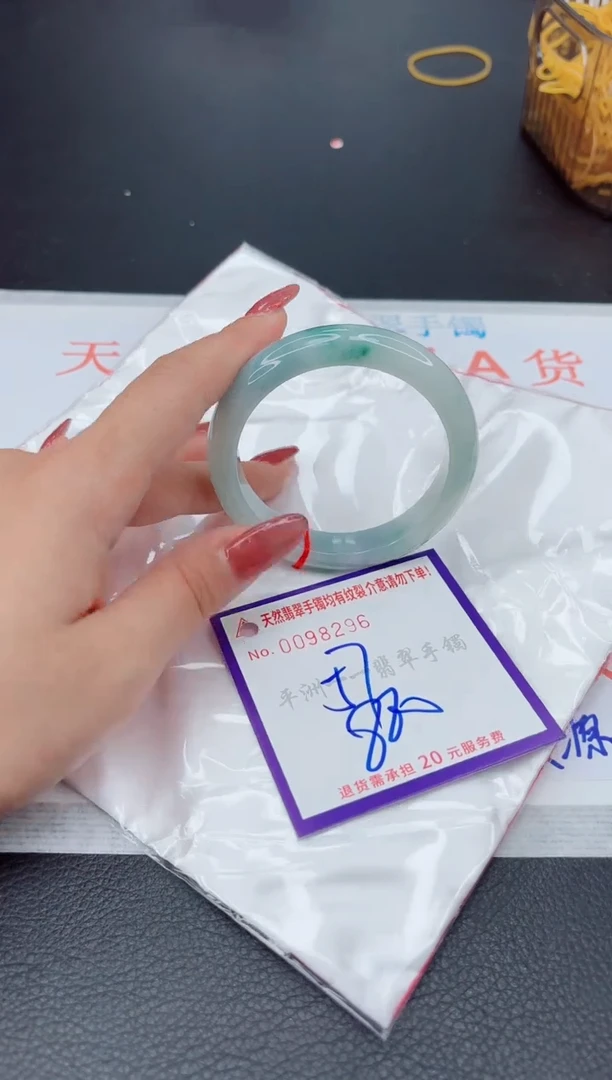 翡翠手镯未镶嵌1
