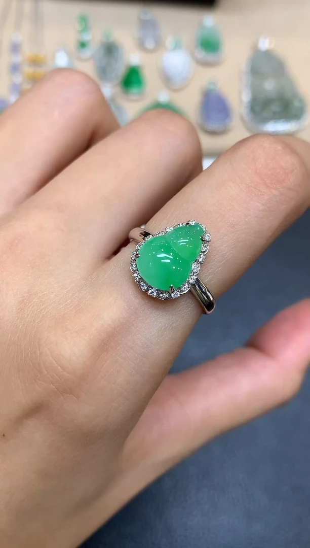 18K金镶嵌戒指翡翠葫芦【无服务费