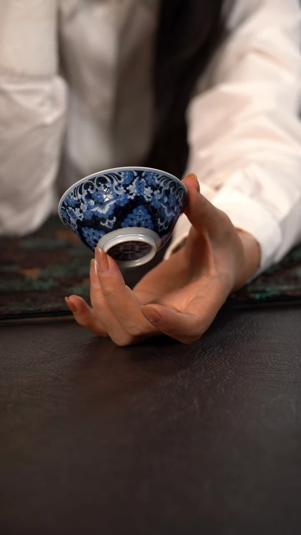 洪印慕明蓝地花蕊宝相撇口杯