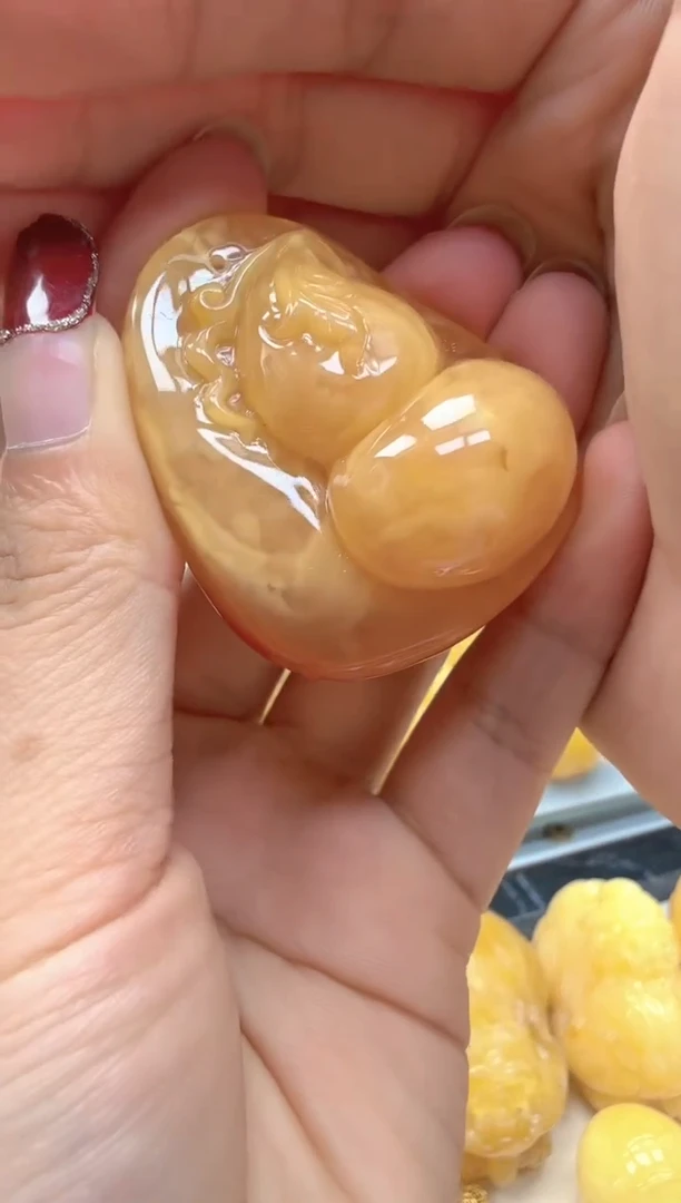 未镶嵌琥珀裸石如图