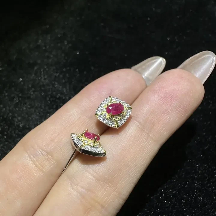 红宝石耳钉红宝石耳钉