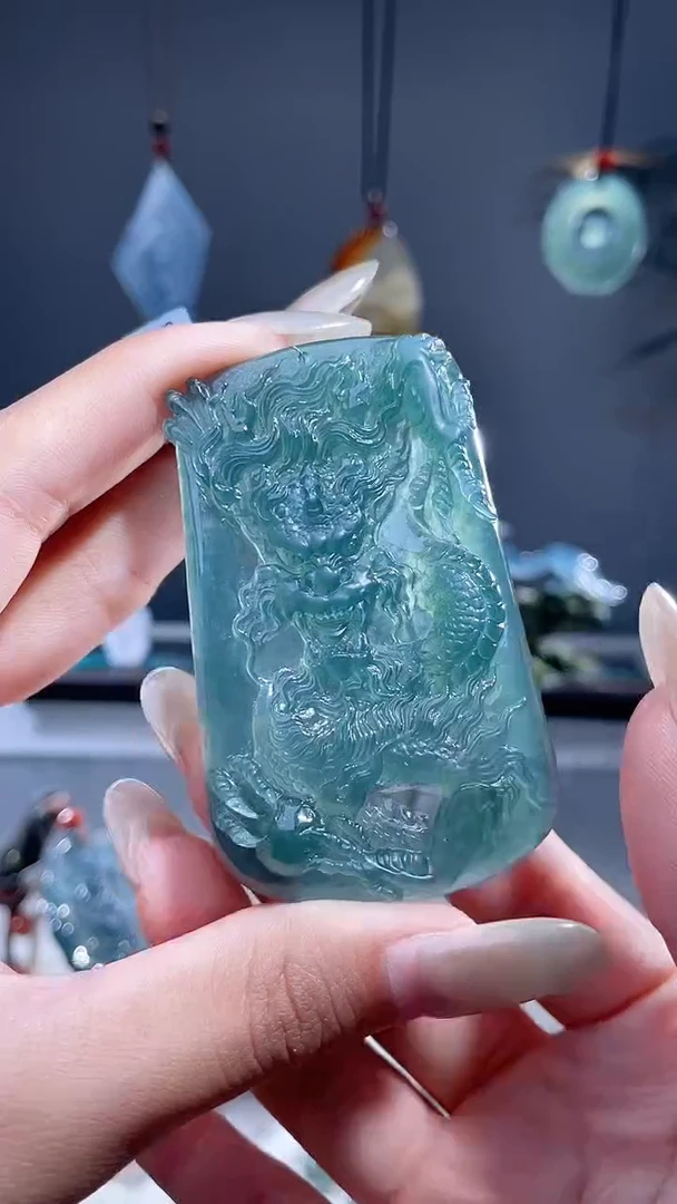 颈饰未镶嵌翡翠龙牌