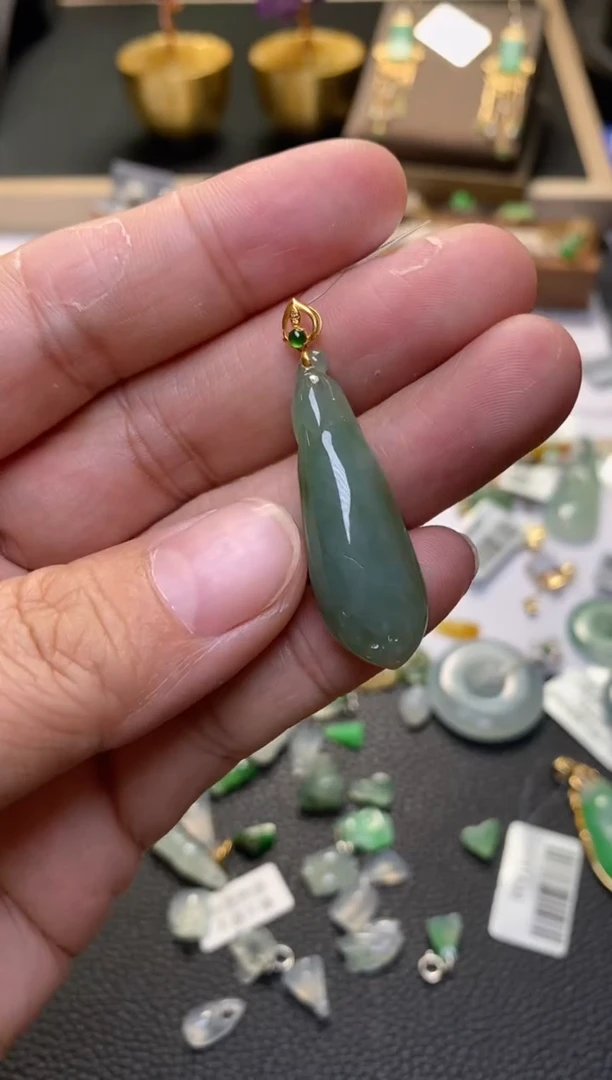 翡翠18K金镶嵌颈饰翡翠32813