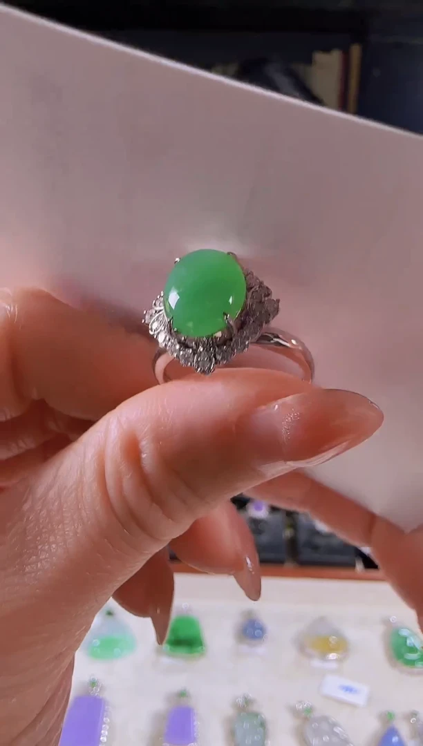 【闪购商品】翡翠戒指18K金镶嵌满绿蛋面戒指