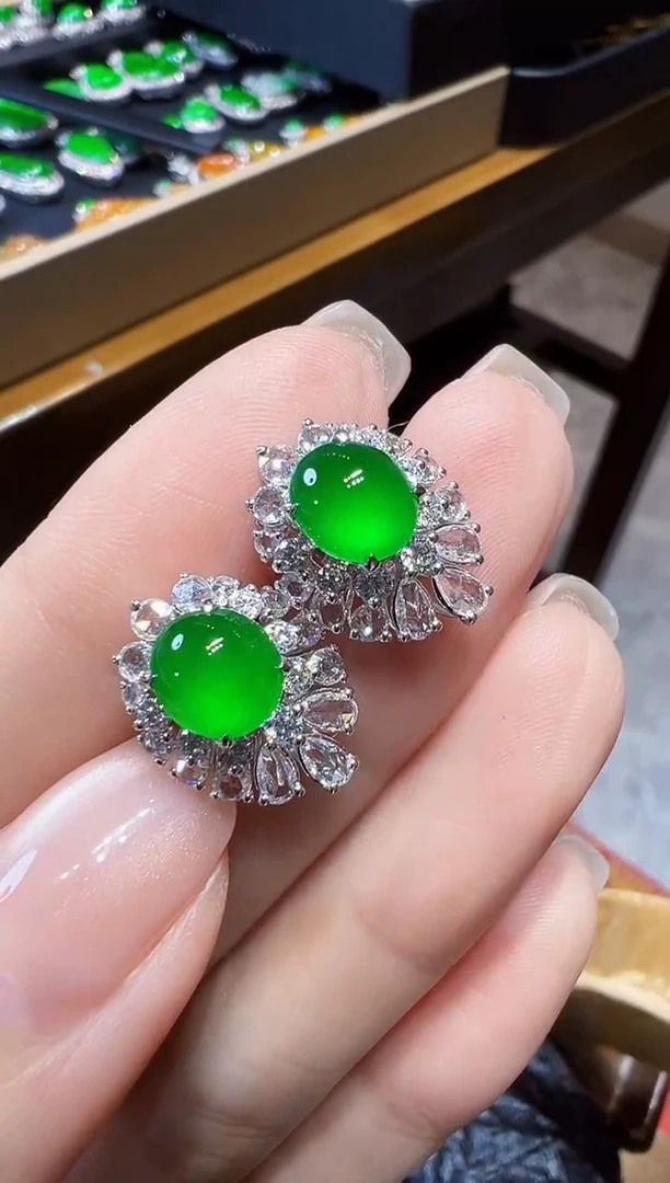 18K金镶嵌翡翠耳钉蛋面