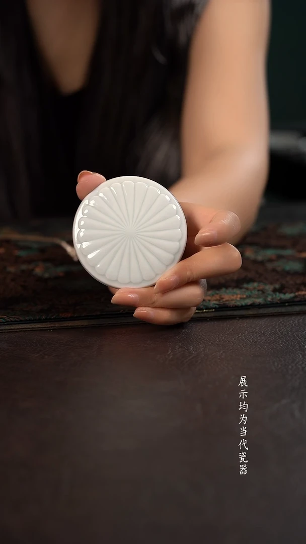 活动价轩泥塘 影青釉雕刻莲瓣印泥盒