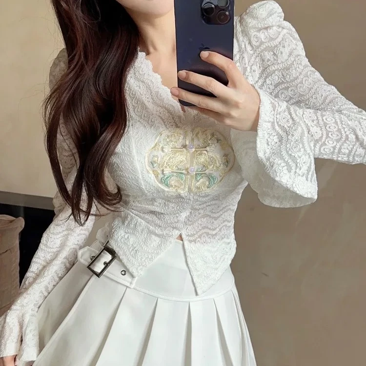 2025款新中式国风镂空蕾丝v领衬衫女修身显瘦设计感短款盘扣上衣