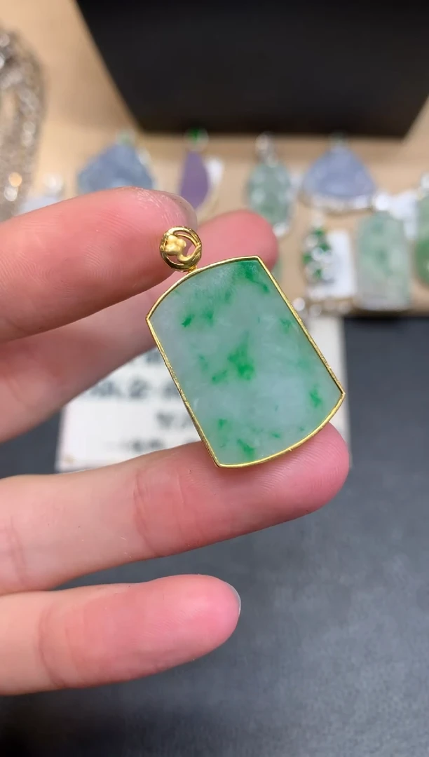 【闪购商品】翡翠颈饰18K金镶嵌无事牌【无服务费】