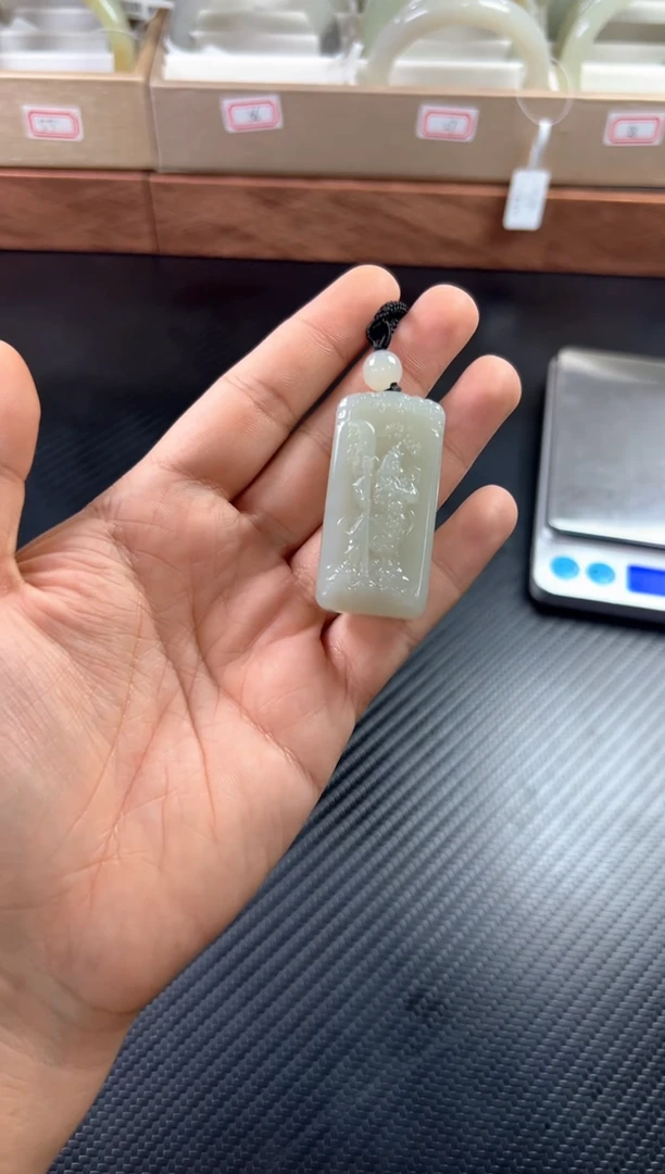 吊坠(赠链)未镶嵌和田玉且末微色差近矿