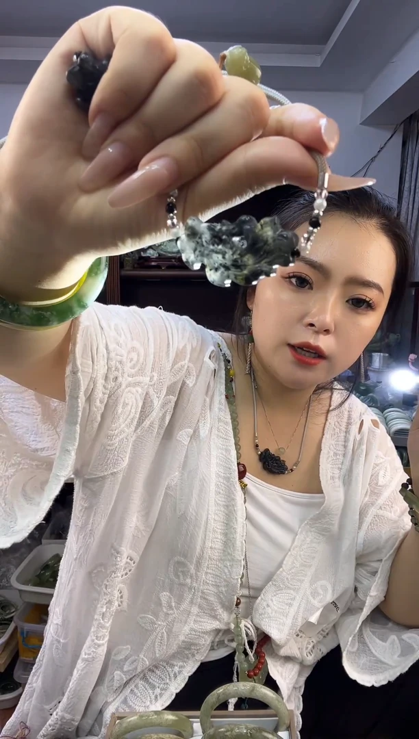 蛇纹石玉未镶嵌吊坠凤尾多样性发货其中之一