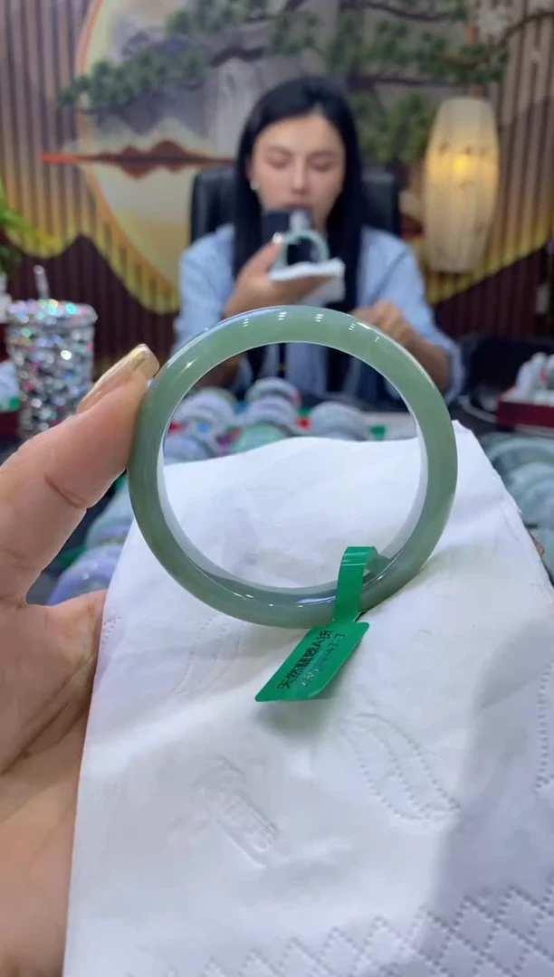 翡翠手镯未镶嵌多人06971