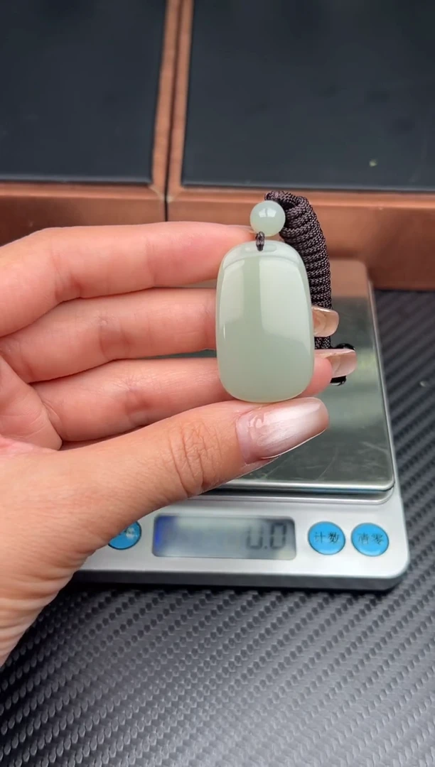 吊坠(赠链)未镶嵌和田玉且末微色差近矿吊坠