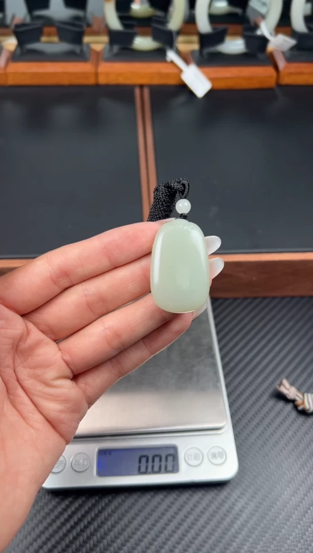 吊坠(赠链)未镶嵌和田玉且末微色差近矿