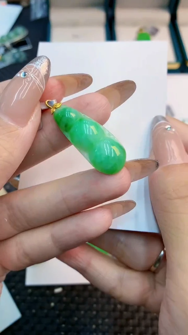 翡翠18K金镶嵌颈饰1