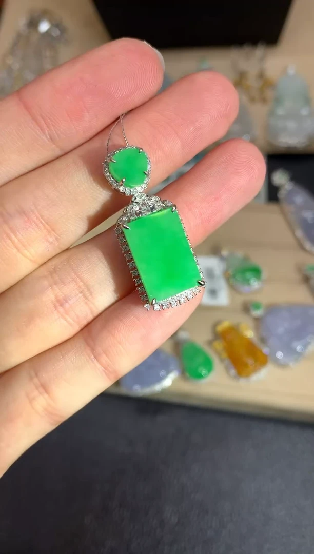 【闪购商品】翡翠颈饰18K金镶嵌无事牌【无服务费】