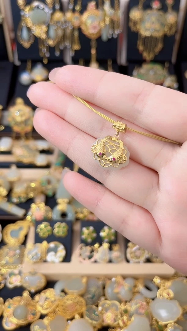 颈饰银S925镀金镶嵌和田玉双鱼如意锁吊坠