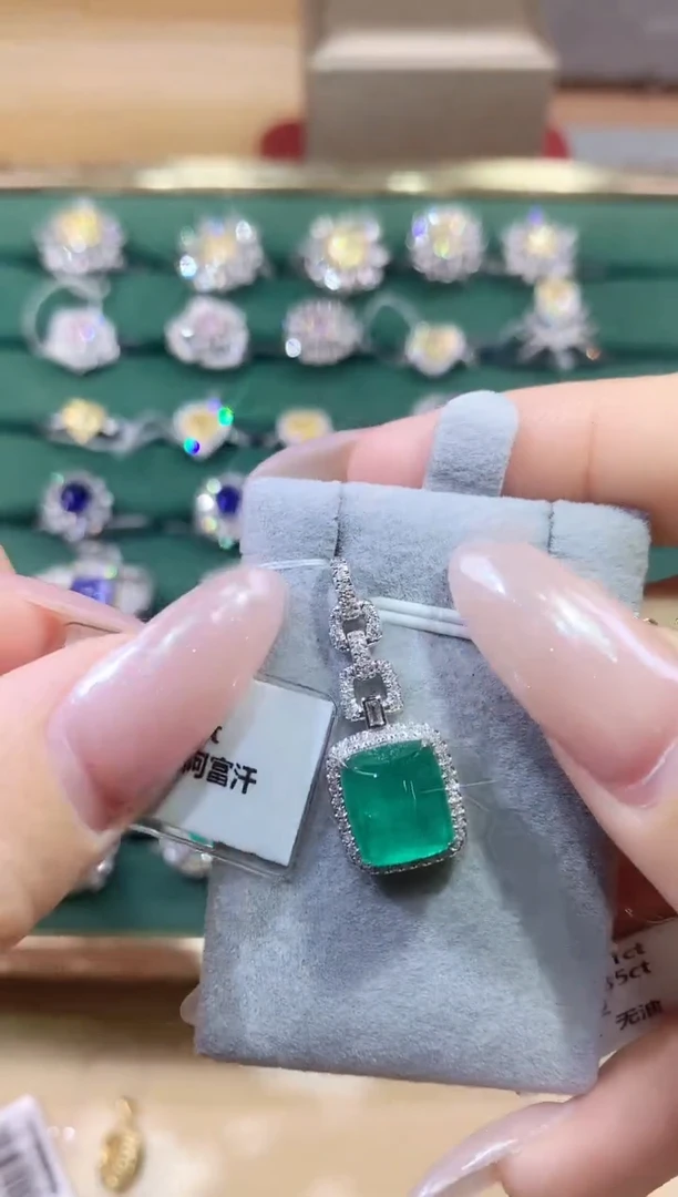 18K金镶嵌吊坠祖母绿吊坠