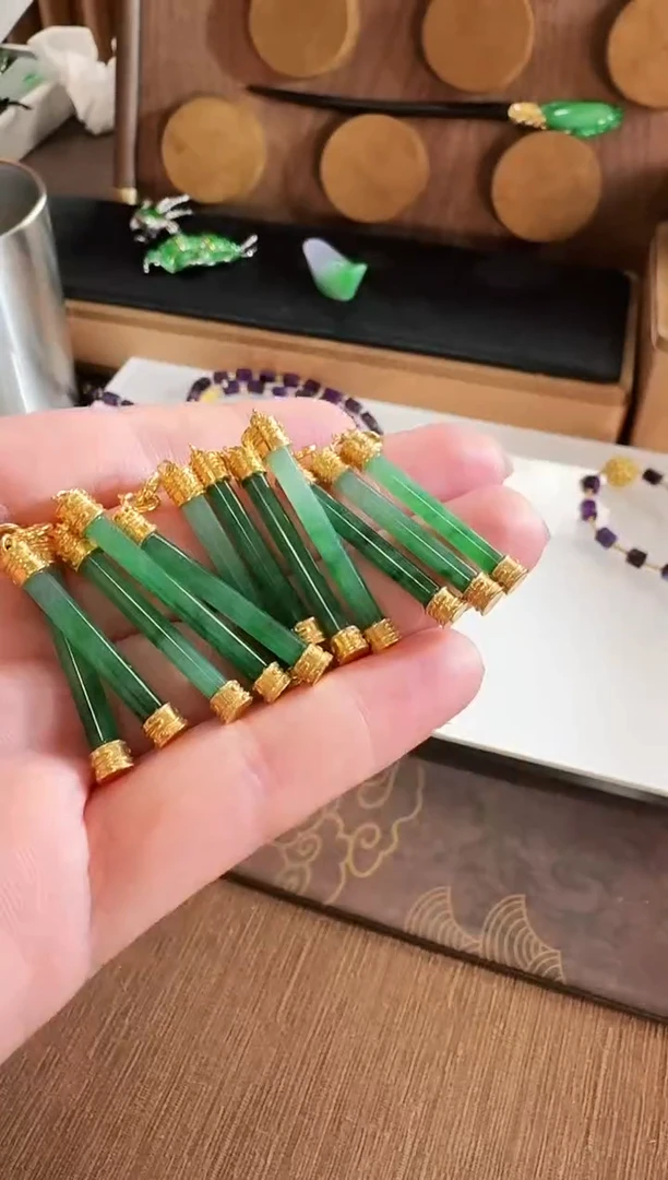 翡翠18K金镶嵌吊坠(不含链)吊坠 多样性发货 发一个