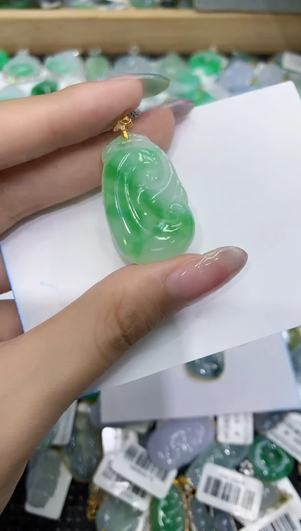 翡翠18K金镶嵌颈饰111111111111