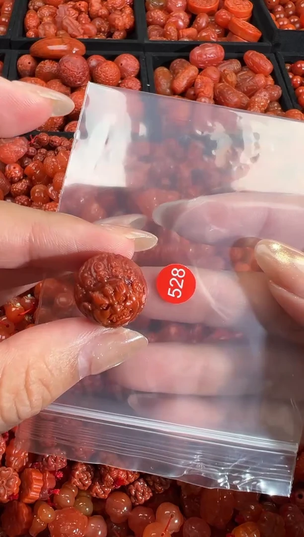 南红玛瑙未镶嵌颈饰1