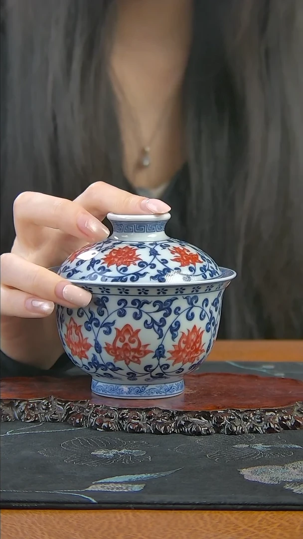 景德镇手工青花釉里红缠枝莲盖碗