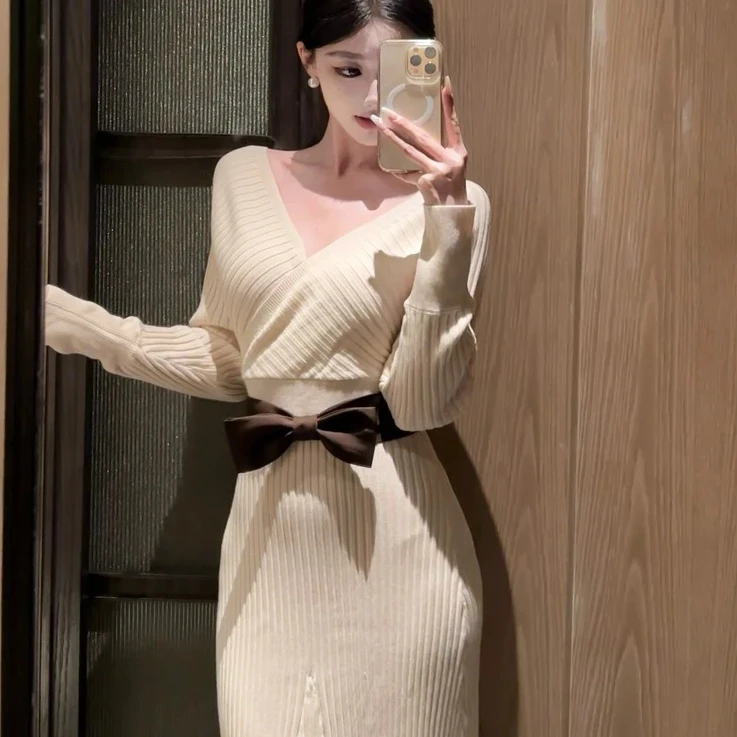 2025秋冬新款纯欲温柔风气质修身V领交叉收腰设计感包臀连衣裙女