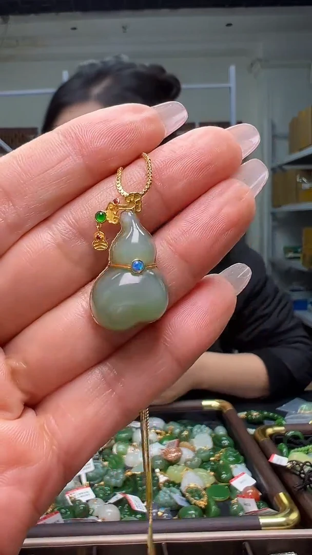 颈饰18K金镶嵌和田玉（多样性发货.发其一)12.08.61