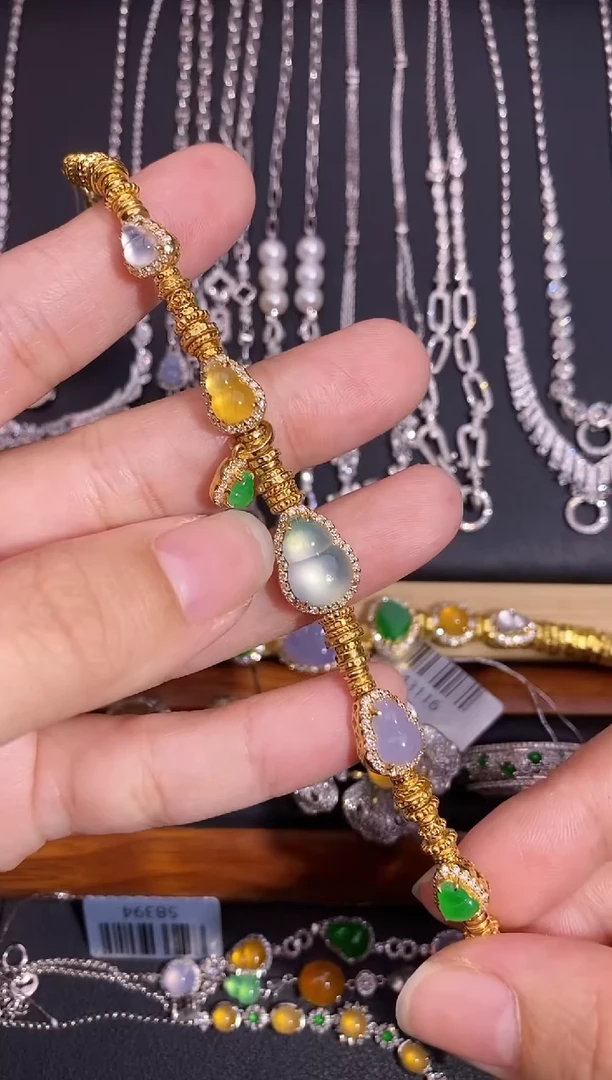 颈饰18K金镶嵌翡翠盘缠