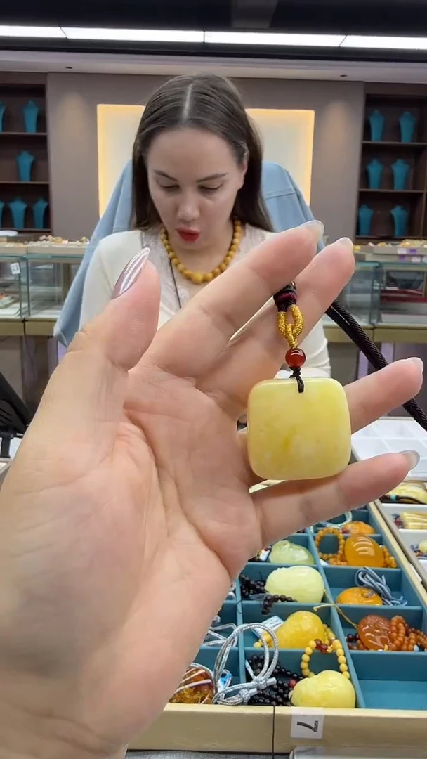 琥珀颈饰未镶嵌55秒拍号 假一罚三