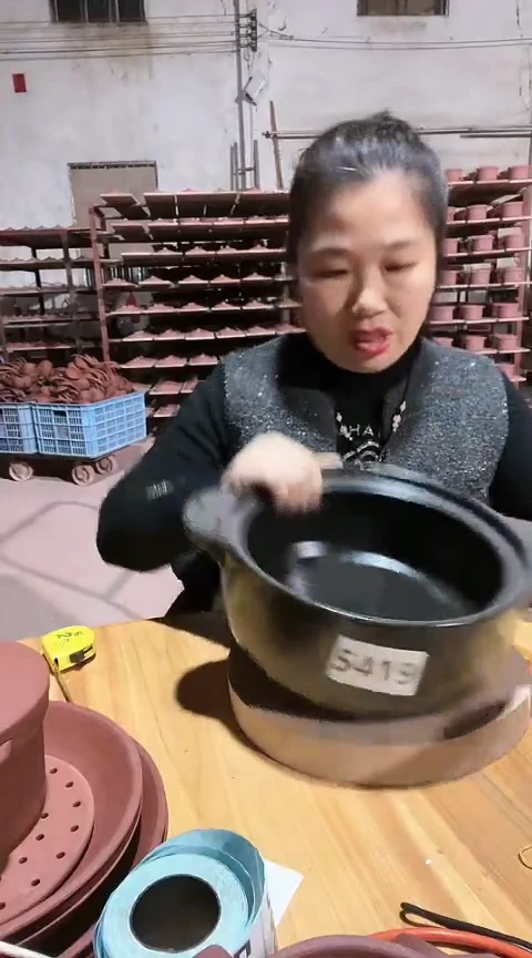 陶5419瑕疵不圆黑锅带盖