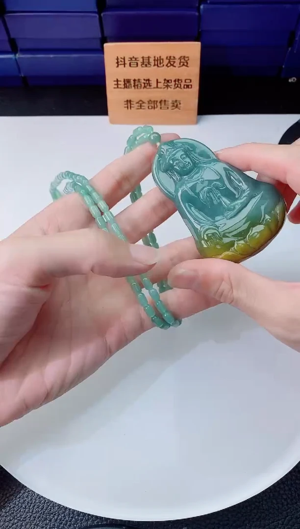 翡翠未镶嵌颈饰  `