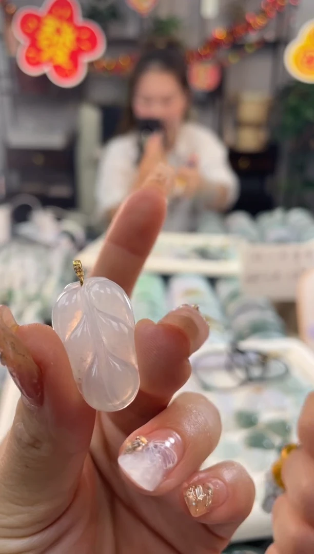 【闪购商品】翡翠吊坠(赠链)18K金镶嵌多样性发货 发一件