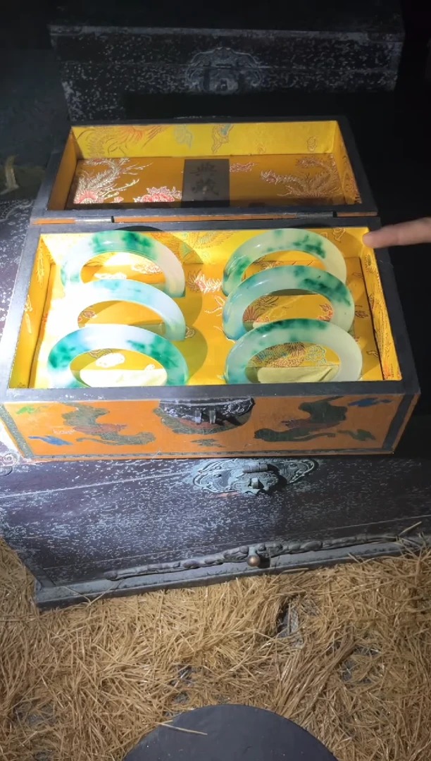 和田玉手镯未镶嵌绿飘花带棉絮一只