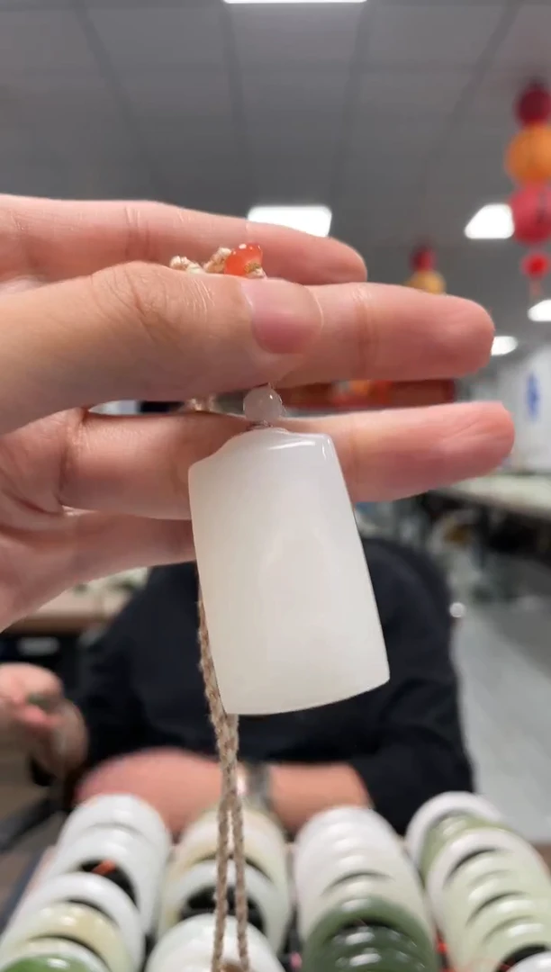 和田玉未镶嵌颈饰无事牌吊坠一件