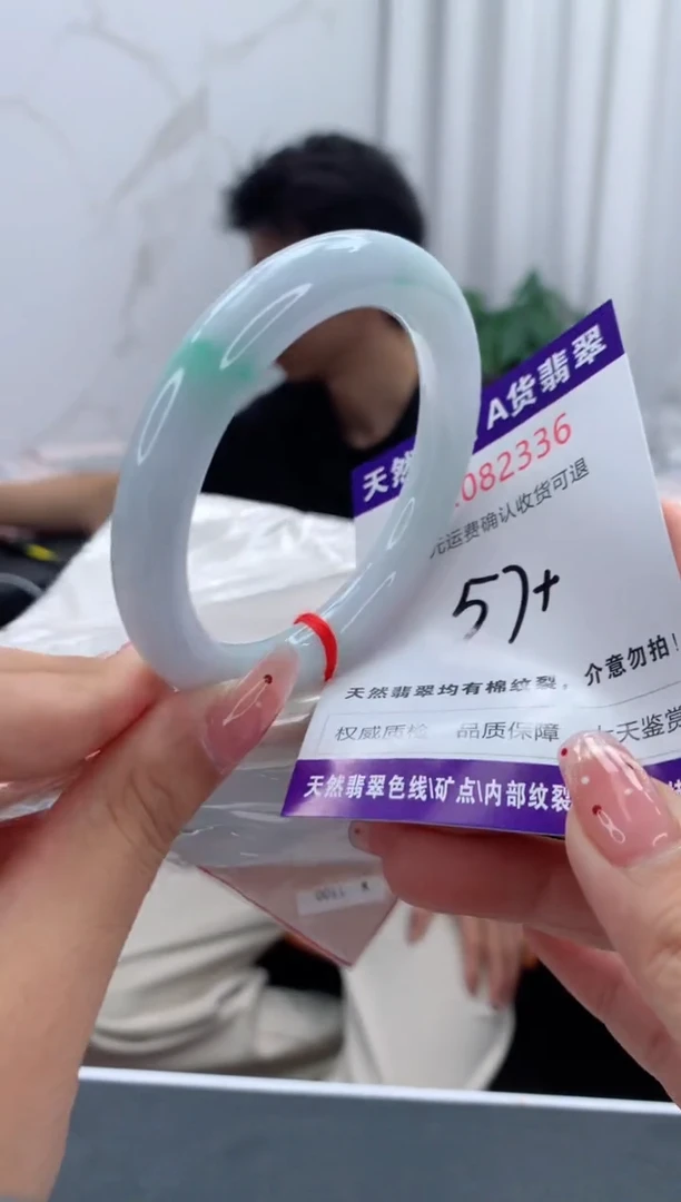 未镶嵌手镯翡翠有纹，完美者勿拍