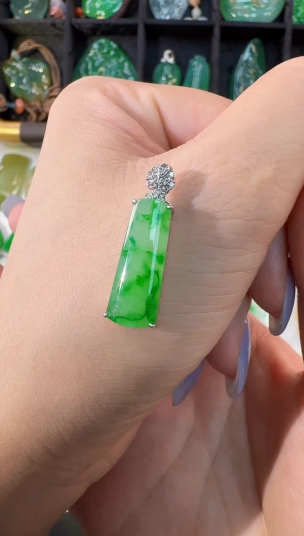 颈饰18K金镶嵌翡翠缅甸A货翡翠