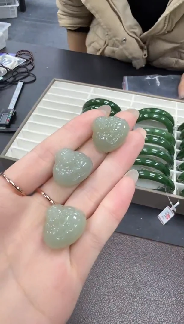 颈饰未镶嵌和田玉多样性发其一ly抱抱佛
