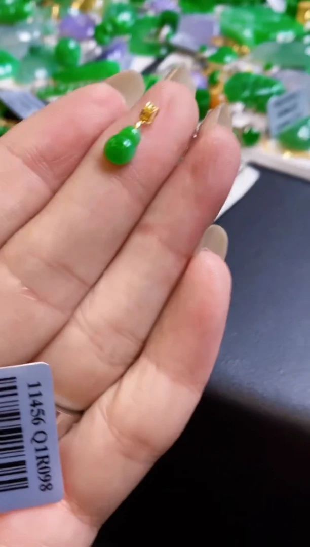 【闪购商品】定制翡翠18K金镶嵌吊坠