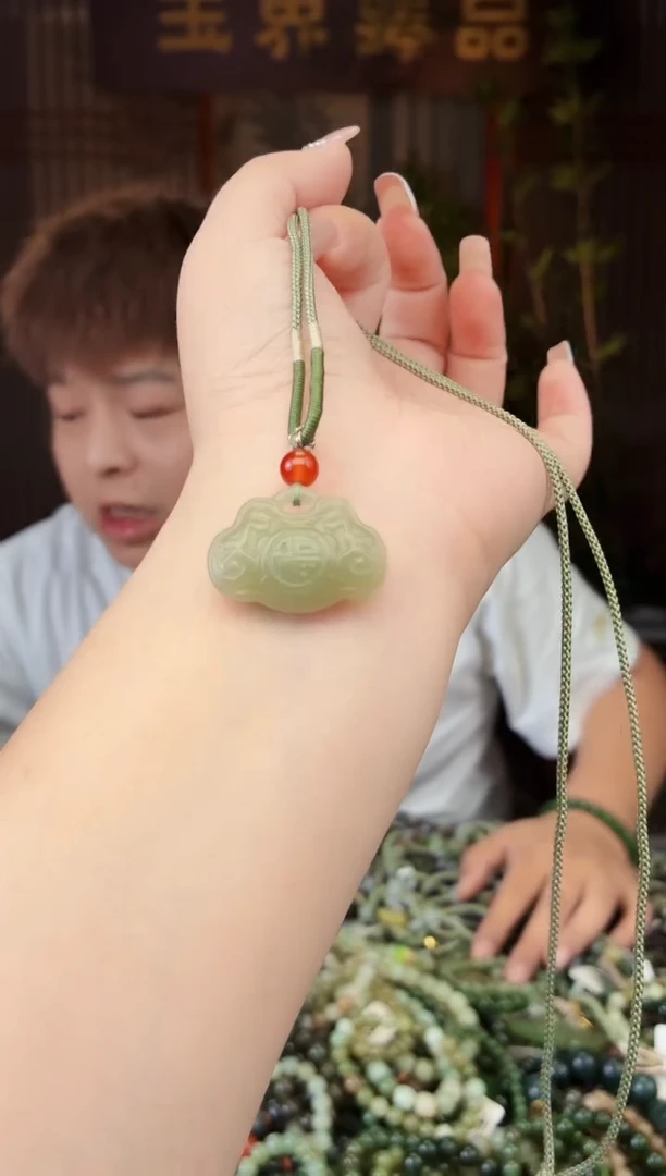 和田玉未镶嵌颈饰拍一发一