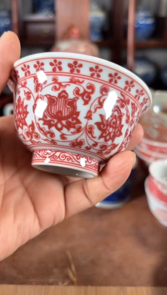 柴窑釉里红缠枝莲压手杯杯