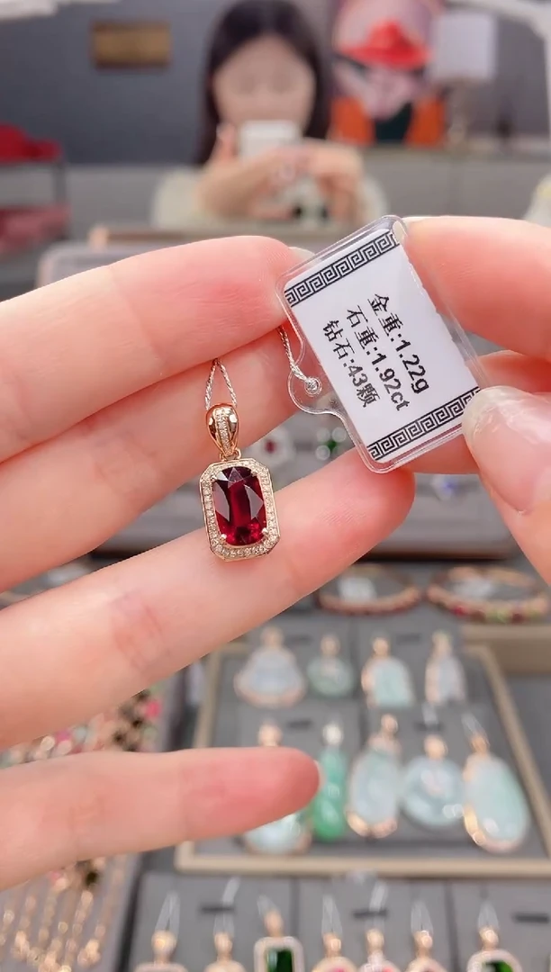 颈饰18K金镶嵌碧玺1.92